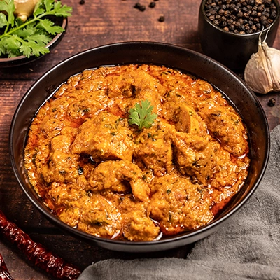 Juicy chicken tikka grilled with aromatic spices and served sizzling at Manam Restaurant Singapore